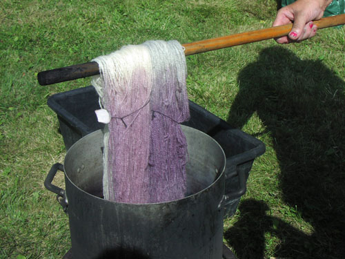 Adding yarn to a dye bath