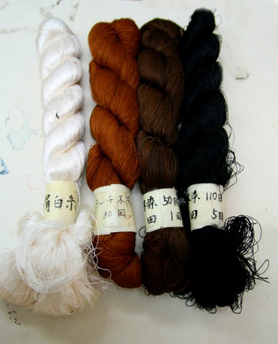 Samples of silk yarn dyed with sharinbai