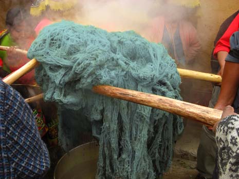 A group of women in Sallac dye yarn using kinsa q'uchu