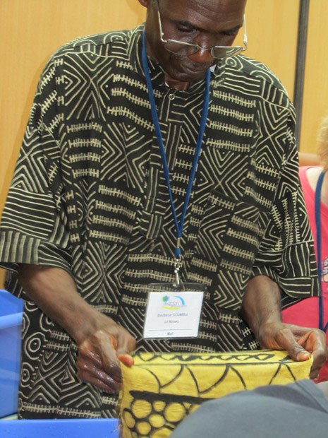 Boubacar Doumbia, Mali,<br>demonstrating Basilan and Bogolan mud dyeing