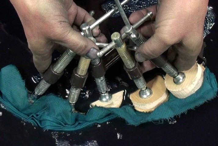 Submerging clamped silk in reduced vat