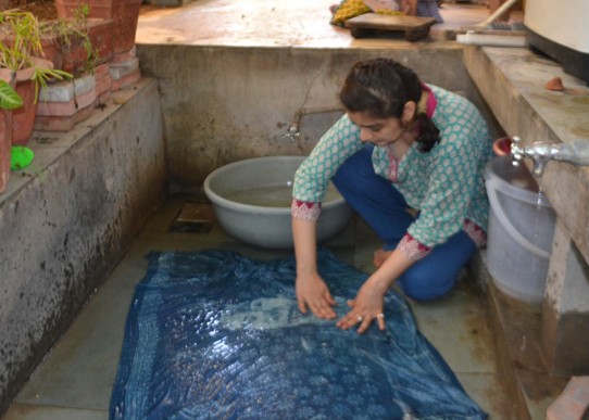 Washing the fabric after indigo dyeing