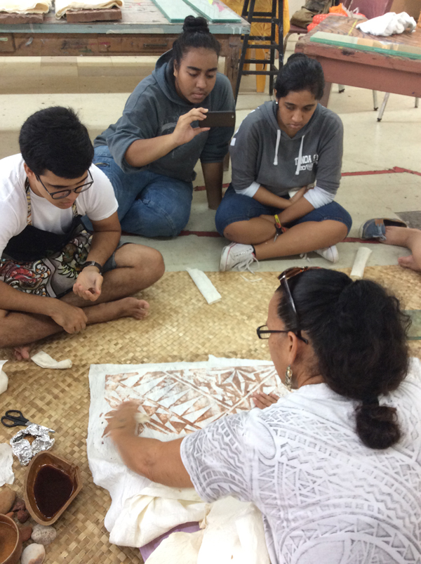 The author showing art students siapo elei (rubbing method).