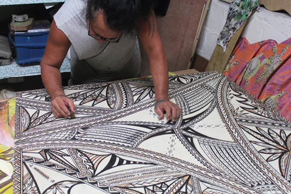 Suʻa Tupuola Wilson Fitiao working on a siapo mamanu (freehand style).